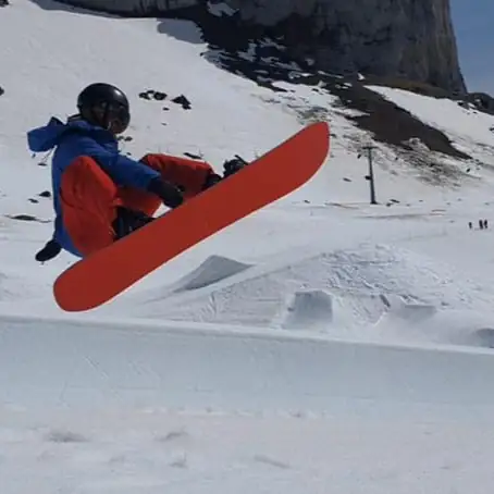 Dhaman sur son snowboard