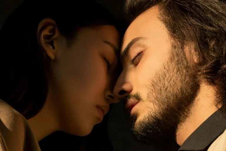 Un couple se connecte par le coeur dans le silence